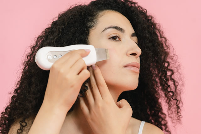【美顔器は必要?】ハリウッドセレブも愛用するZIIP HALO(ジップ ハロ)のおすすめポイント・効果・使い方|マイクロカレント-03